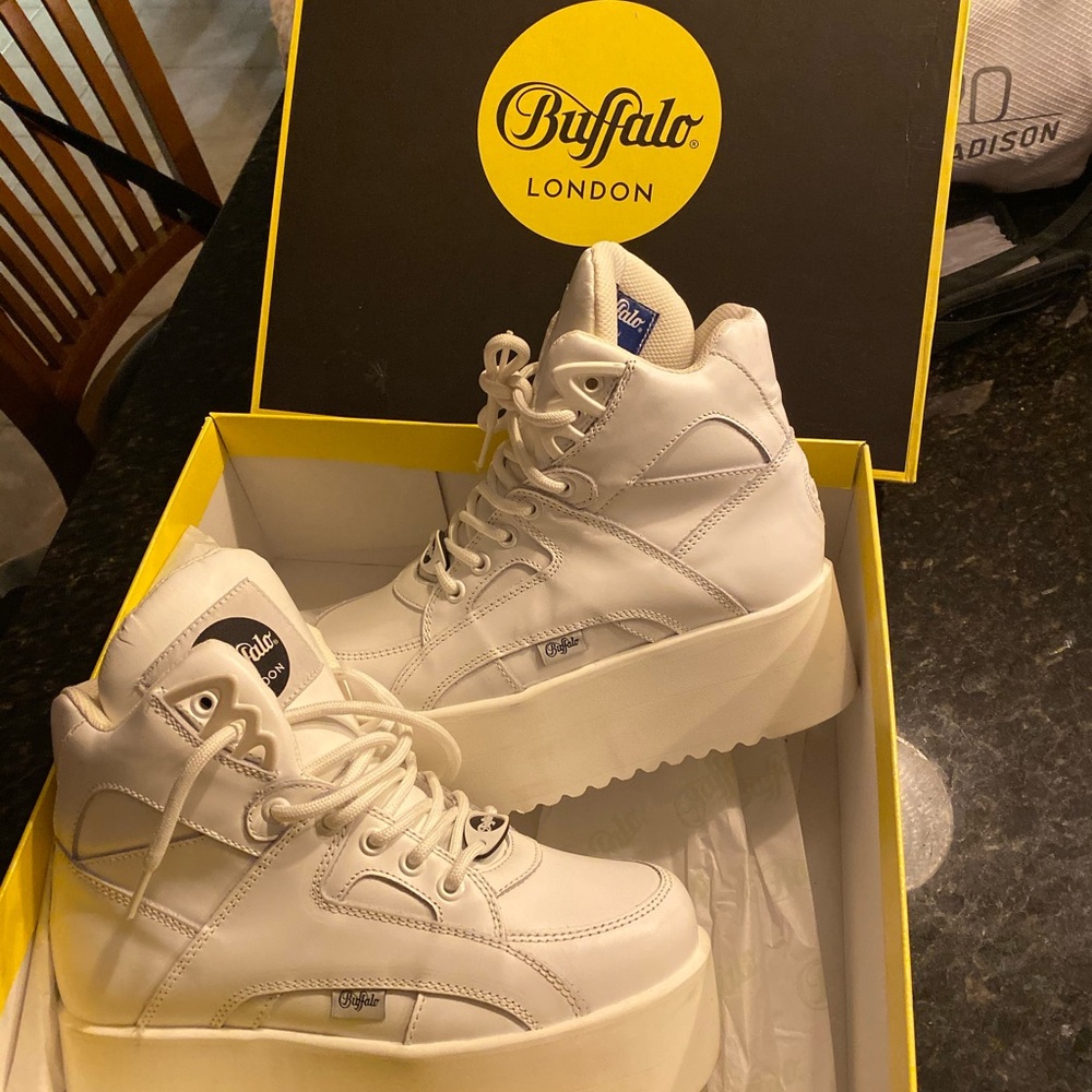 BUFFALO EXCHANGE PLATFORM SHOES - Picture 2 of 3